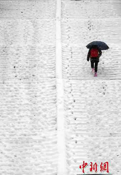 南京暴雪 南京暴雪仍将持续 民众出行困难