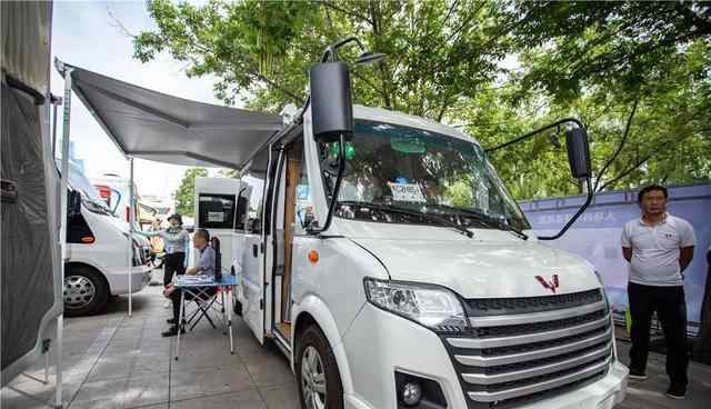 五菱宏光房车 不到16万五菱宏光房车，用1.8L汽油机，生活设施不缺适合2口旅行