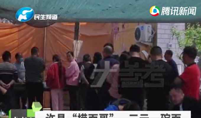 河南“捞面哥”火了！3元一碗付费靠自觉 网友：能赚钱吗？