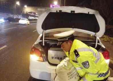 交警结婚仍在抗凝 原因是这样实在让人感动