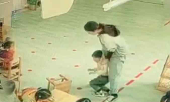 教育局通报男童被幼师推倒缝8针 现场状况到底是怎样的涉事教师如何处置的