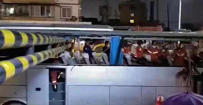 广西一大巴撞限高杆被削顶 到底什么情况呢？