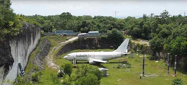 巴厘岛飞机 神秘波音737飞机被弃巴厘岛 引众多游客前往参观