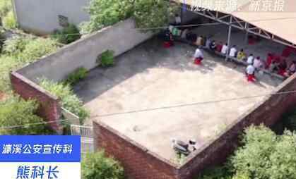 惊人!51名男男女女齐聚深山野林 无人机清楚拍下惊人现场