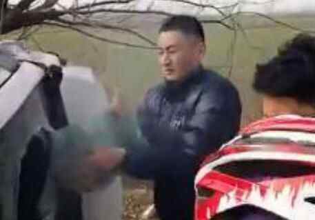 军人撕车窗救人 就是这么霸气太感人了