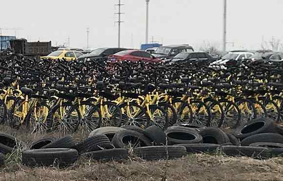 南京共享单车死城 探访南京共享单车死城：红黄相间场面壮观 南京共享单车有几种