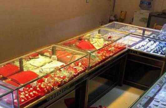 2男子持刀枪盗窃金店 背后真相简直太恐怖