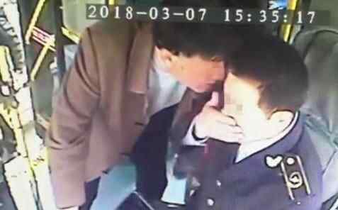 提醒乘客刷卡被打 原因是这样简直让人气愤