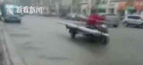 警车街头狂追三轮 原因是这样简直惊呆了