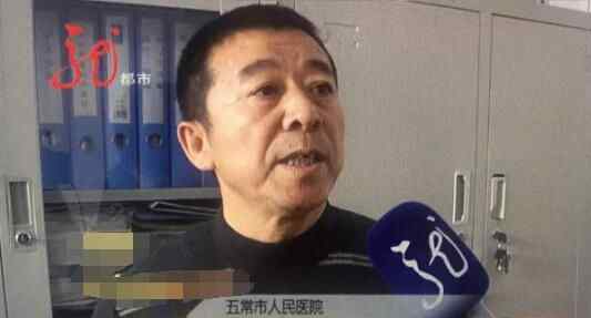 边给患者看病边"打麻将" 这也太不像话了吧