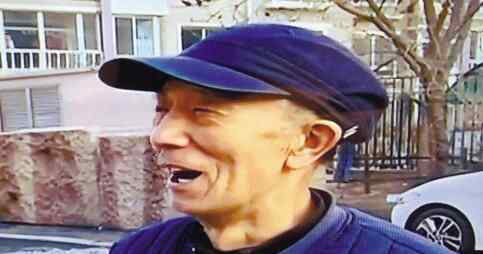 沈阳老人托举线缆 这也太强悍了吧？