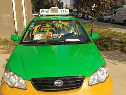 出租车身被刷油漆 到底是何人所为？