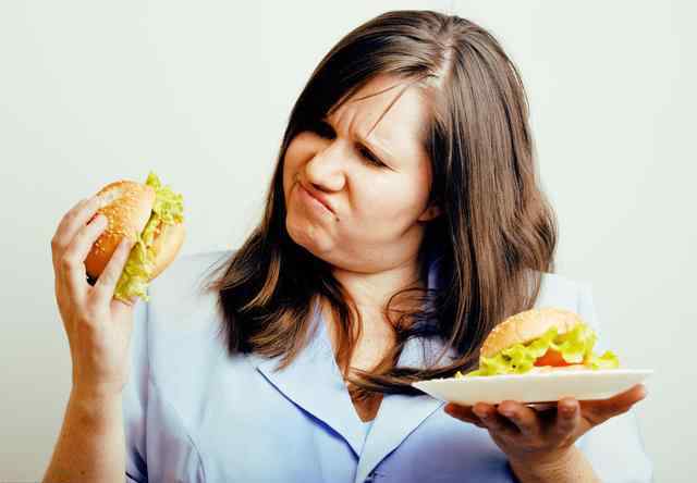 一天吃二顿饭的后果 减肥期间，每天只吃两顿饭真的能让体重下降吗？很多人可能做错了