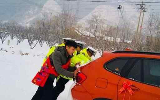 交警帮新郎推车 暖心至极原因让人泪奔