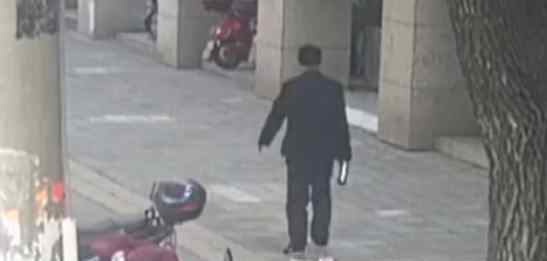 老人遗失养老金路人寒风中守候 到底是什么状况？