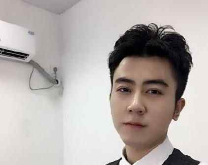 蛇哥在哪里线下证明 蛇哥在企鹅电竞直播间现场自证开挂传闻