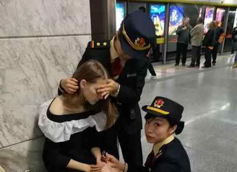 广州地铁一外籍露肩美女晕倒 到底是怎么回事？