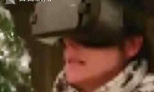 玩VR抱狗壮胆 玩VR抱狗壮胆的视频在网上走红