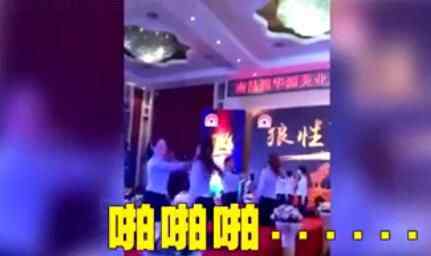 女员工跪地互扇 背后真相是这样简直吓尿了