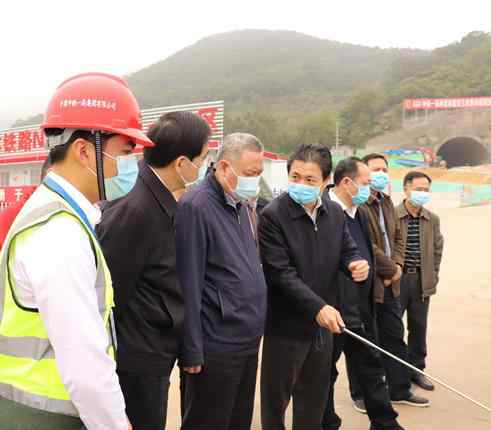 邹宇鹏 [广西]自治区交通运输厅党组书记、厅长陈鸿起到南玉铁路项目调研复工复产工作