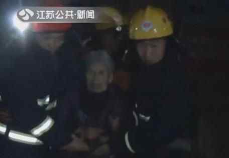 火中救89岁老太 现场感人一幕让人泪奔