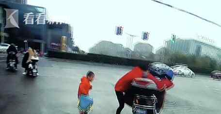 妈妈送娃突滑倒 背后真相简直让人泪奔