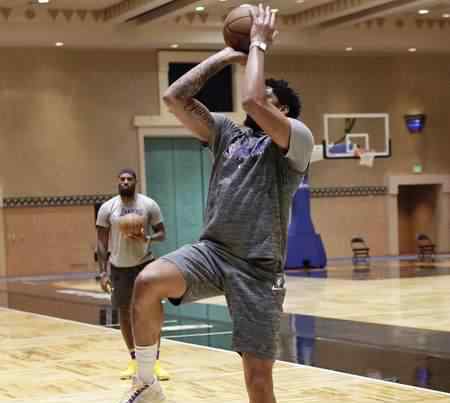 nba球鞋官网 NBA 官方晒戴维斯今日训练照，上脚科比球鞋