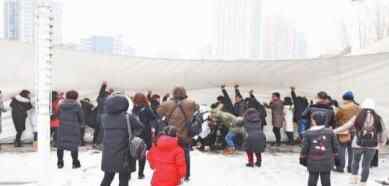 积雪压塌泳池顶棚 倒塌原因实在让人吓一跳
