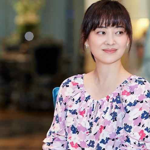 梅婷现任70岁老公 43岁梅婷一家素颜照，产后瘦身相当惊艳，70岁老公现身破传言