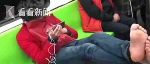 男子地铁当众脱鞋 是谁这么无耻？