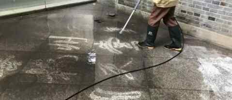保洁员水枪写书法 解中慈技艺高超让人折服