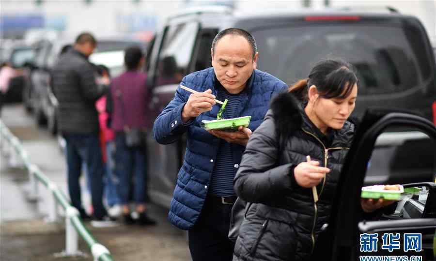 堵车图片 实拍春节海口堵车图片 春节琼州海峡大雾致滞留图