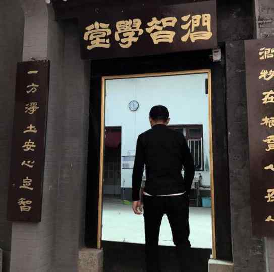 学堂里 孩子不上学学堂里读经 不满10岁把四书五经背的滚瓜烂熟