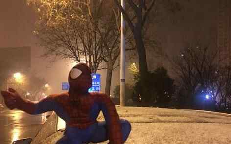 西安迎来今冬初雪 让我们为初雪窒息