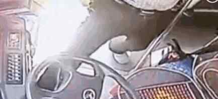 公交司机被拽下车 可恶至极真相让人后怕