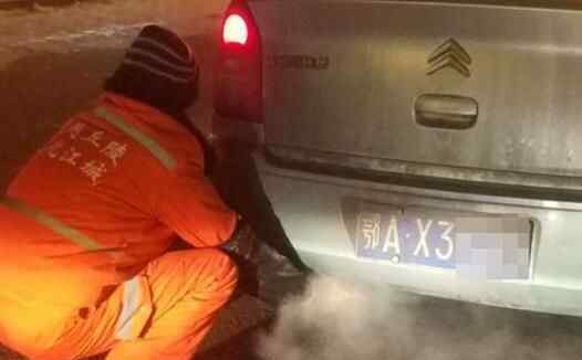 环卫工蹲排气管暖手 生活不易实在让人心疼