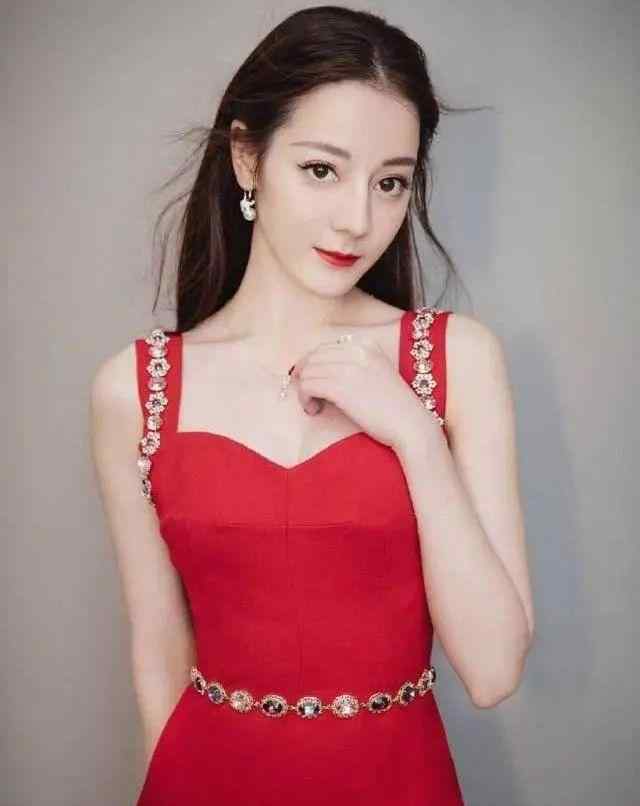 蜜桃臀爽死我了 “蜜桃臀”不算什么，看到迪丽热巴的“蝴蝶臀”，我感到酸酸的！
