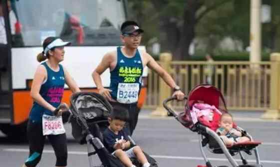 夫妻推2岁娃跑半马 疯狂至极真相让人震惊