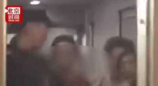 两大妈骂哭乘务员 原因是这样让人震惊