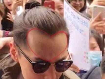 胡歌晒心形发际线 为什么留发际线？