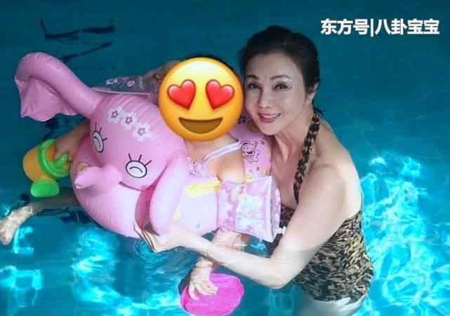 林建岳与前妻谢玲玲 林建岳前妻谢玲玲穿豹纹泳衣陪外孙玩水，64岁颜值超高身材健美