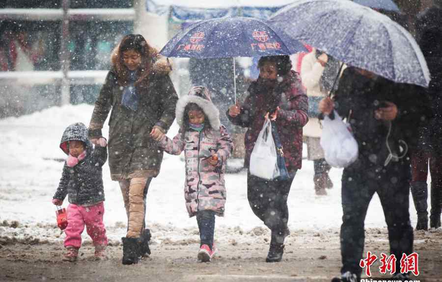 南京暴雪 南京暴雪仍将持续 民众出行困难