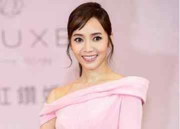 侯佩岑曝因“呼吸困难”送医 生日当晚打点滴过夜