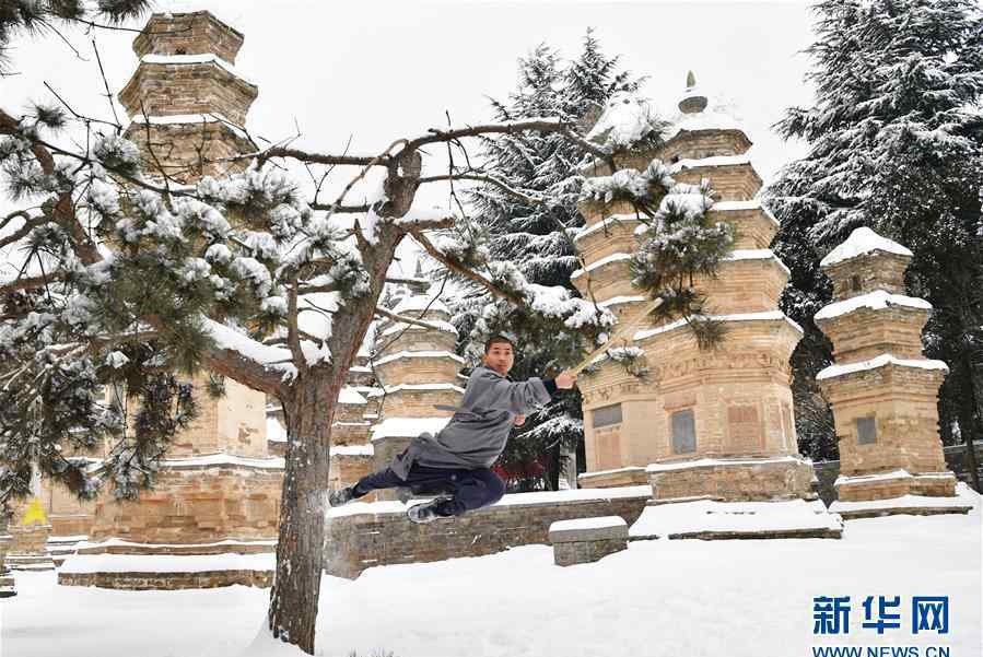 天下武功出少林 扫地僧雪中练武 网友:真是天下武功出少林！