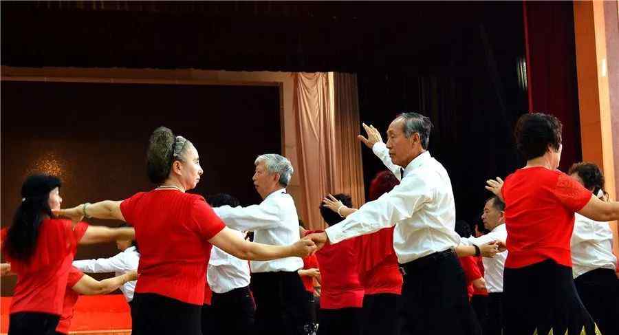上老年大学学费多少 我妈上了老年大学以后，再也不催婚了