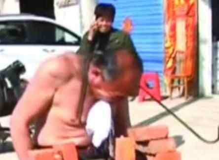 老农自学习武20年 一身武艺简直帅爆了