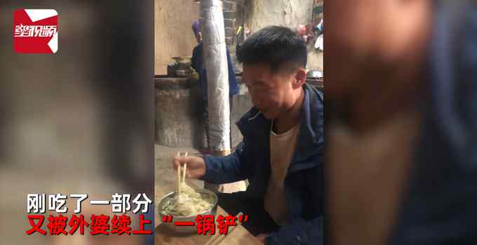 满满的爱！小伙努力吃一大碗面 90岁外婆一个动作让人哭笑不得