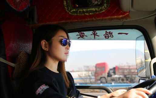 女孩与父亲跑运输 从小就喜欢车