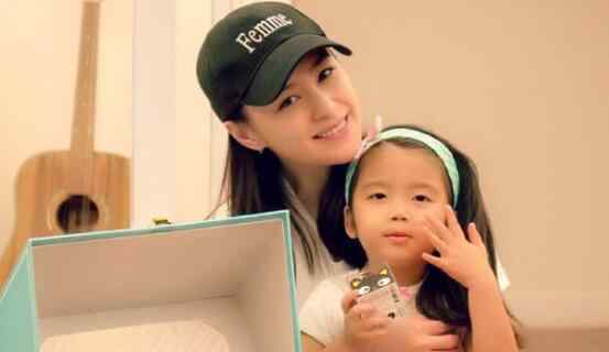 新婚阿娇抱小孩合影 歌手钟欣桐抱的孩子是谁？