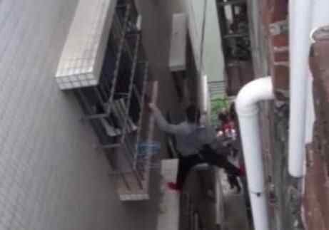 男子托举救人 惊险至极真相让人惊个呆